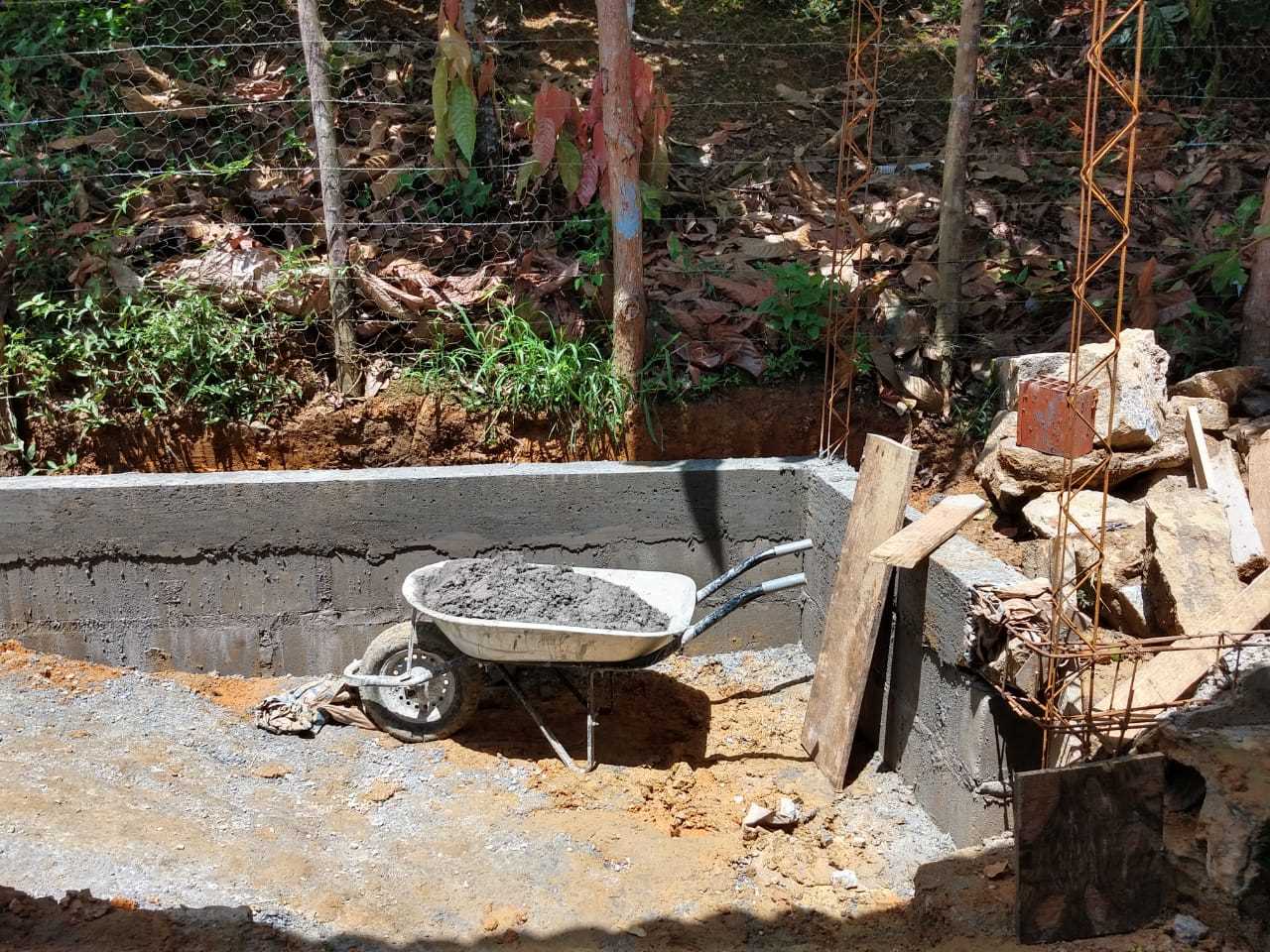 Escola Evany Galvão ganha muro e rampa de acessibilidade 
